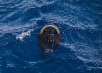 migranti in mare a largo della Libia