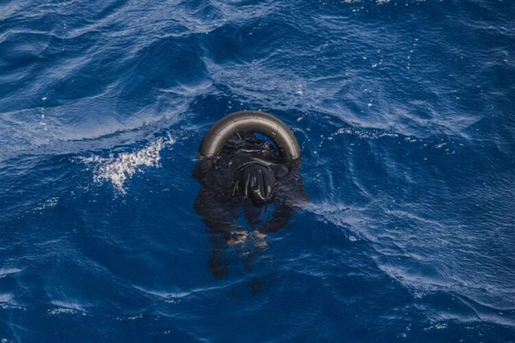 migranti in mare a largo della Libia
