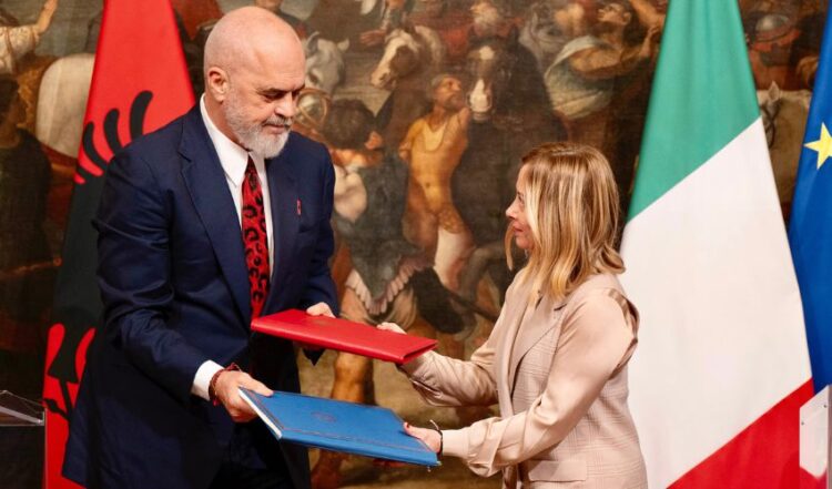 Accordo Italia – Albania: uno schiaffo ai diritti dei migranti