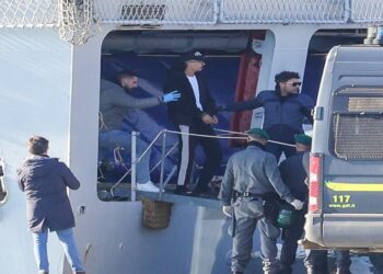 alt="Sbarco di migranti in manette in Albania, su una nave militare"