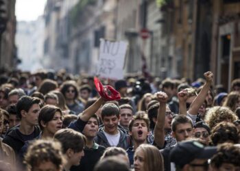 immagine di una protesta di giovani