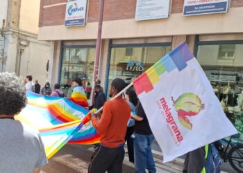 bandiera di melagrana al corteo di Siamo Umani