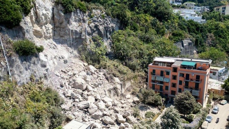 Campi Flegrei: la terra si muove, le istituzioni no
