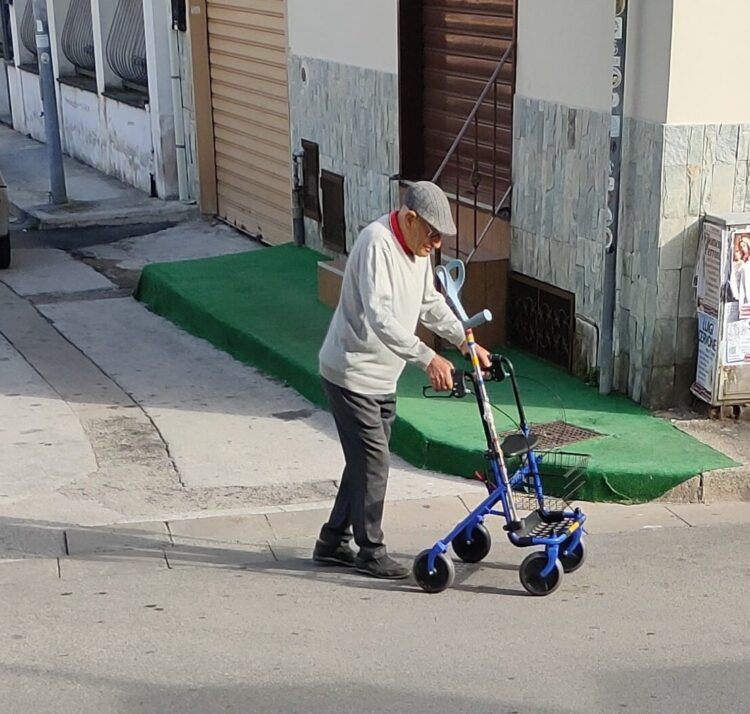 Anziani e provincia: l’isola d’asfalto limita l’autonomia